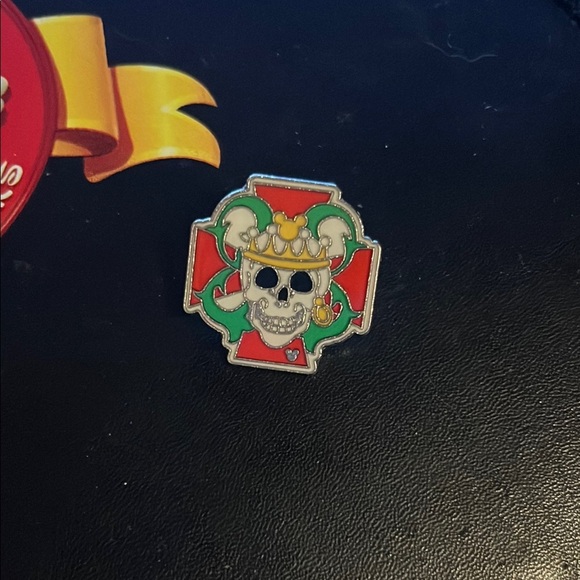 2007 Disney land resort Skull and Crown Enamel Pin - Picture 1 of 2